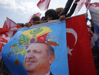 Γιατί παρά τον «διχασμό» ο Ρ.Τ.Ερντογάν κέρδισε μια μεγάλη νίκη και πως μπορεί να το εκμεταλλευθεί αυτό η Ελλάδα